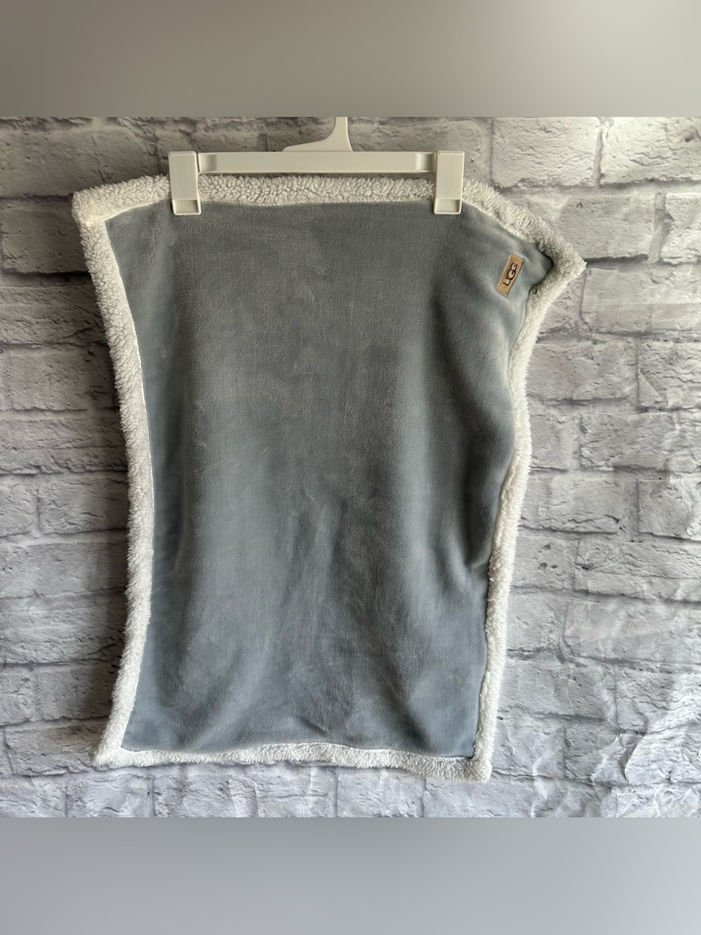 PREOWNED UGG SET OF 2 LIGHT GREY STANDARD SIZE PILLOWCASES FUZZY